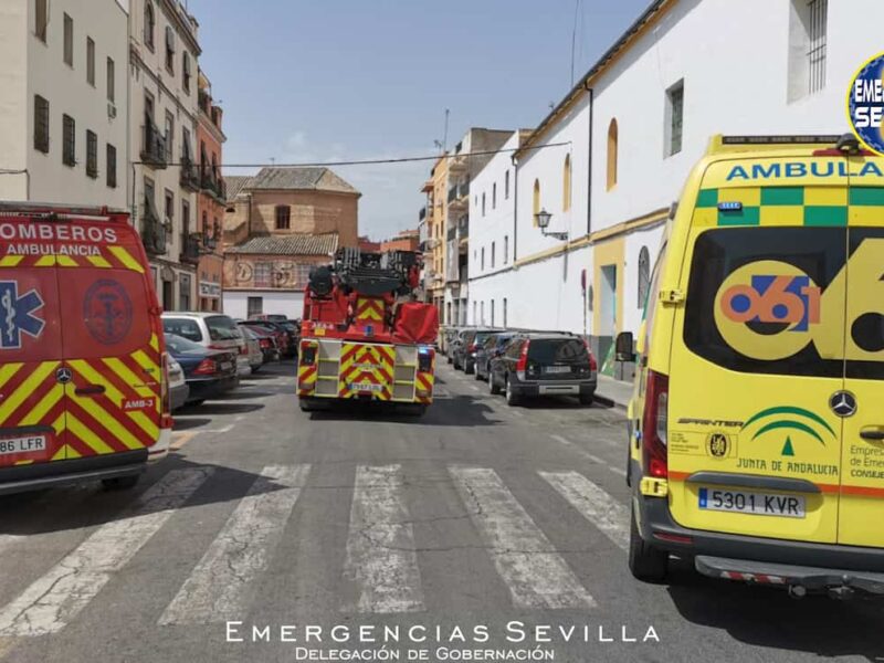 Ambulancia y bomberos en el incendio en el Casco Antiguo / ES