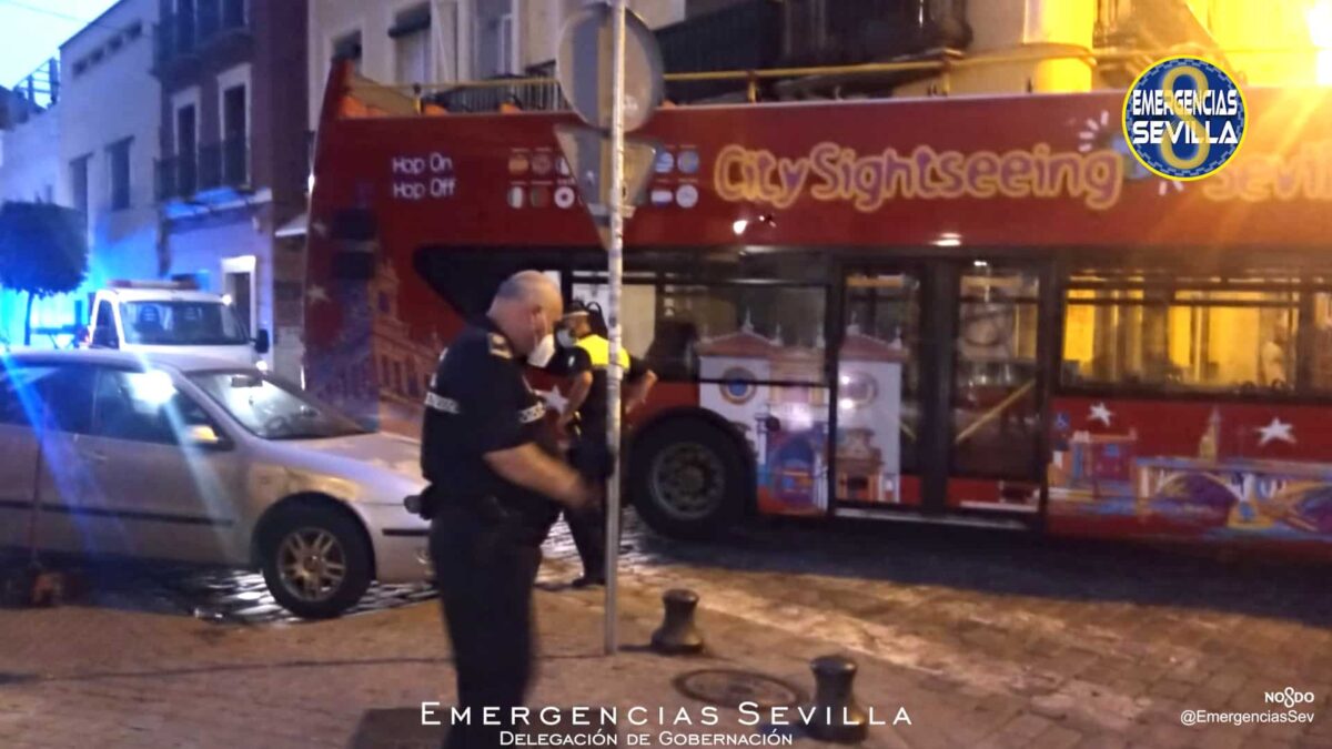 Autobús atrapado en la calle Feria / ES