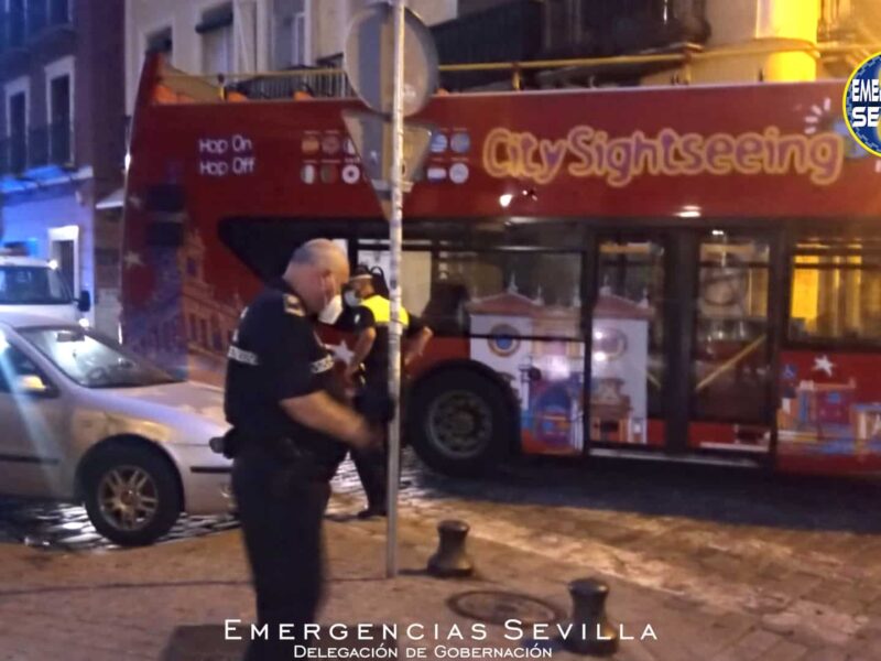 Autobús atrapado en la calle Feria / ES