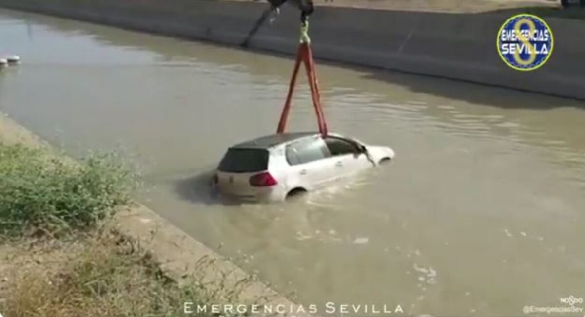 Coche caído al canal de riego / ES