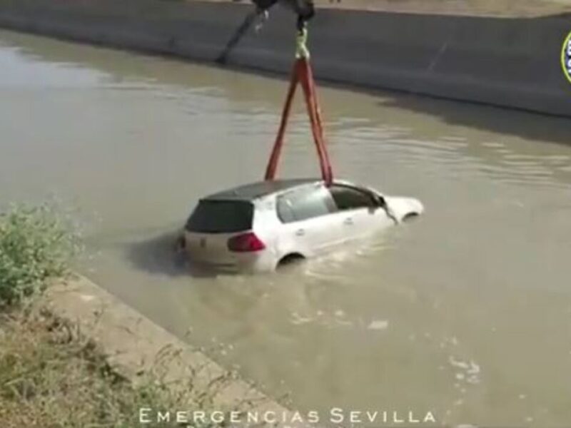 Coche caído al canal de riego / ES