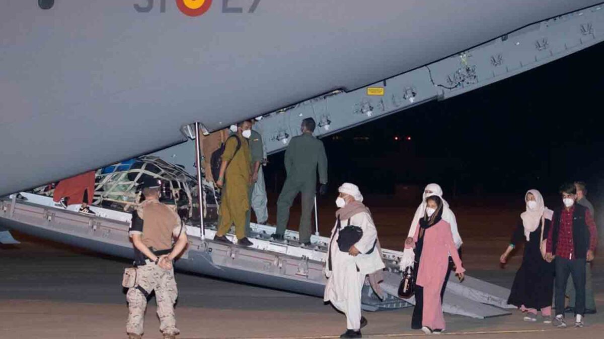 Españoles y afganos en un avión / SA