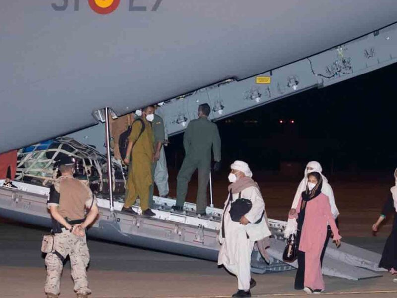 Españoles y afganos en un avión / SA