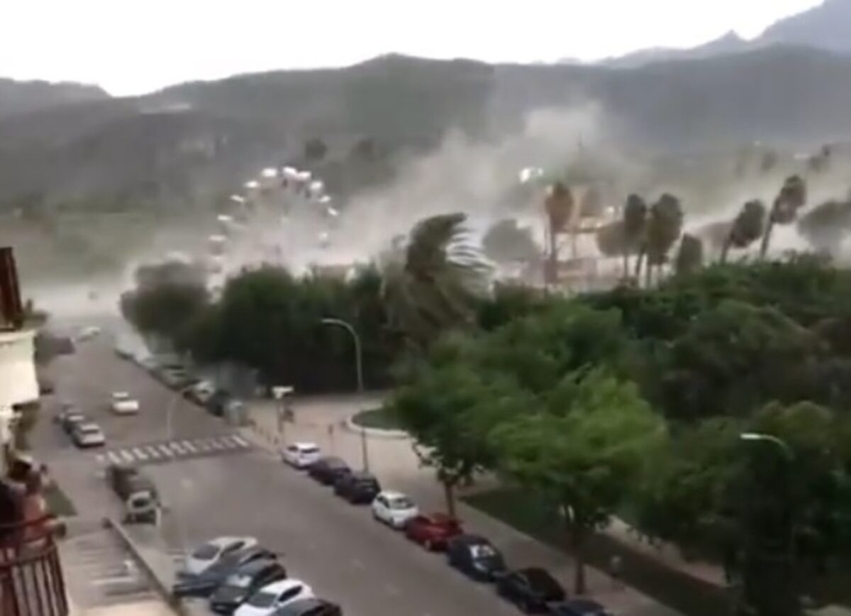 La noria cayó como consecuencia de las fuertes rachas de viento / RRSS