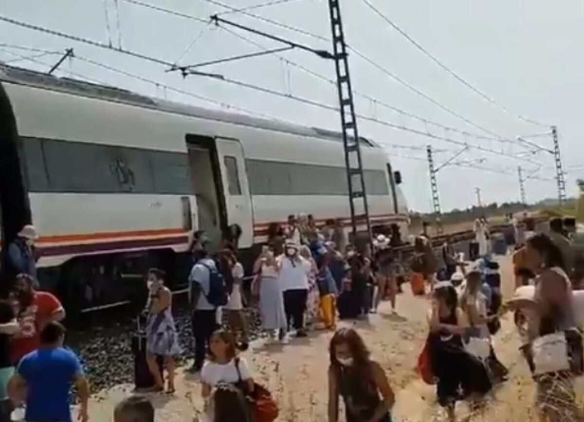 Caos y desinformación en el desalojo del tren afectado por un incendio / RRSS