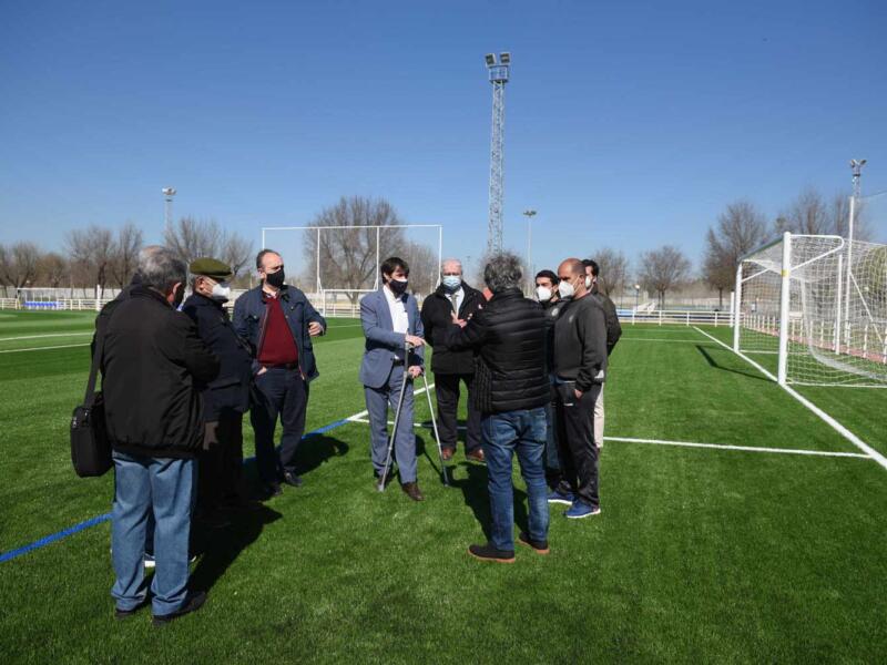 Uno de los actuales campos de fútbol de césped artificial del CD Vega de Triana