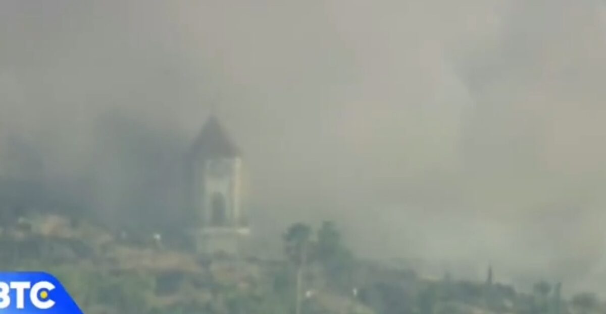 Campanario de la iglesia de Todoque segundos antes de derrumbarse / RTVC