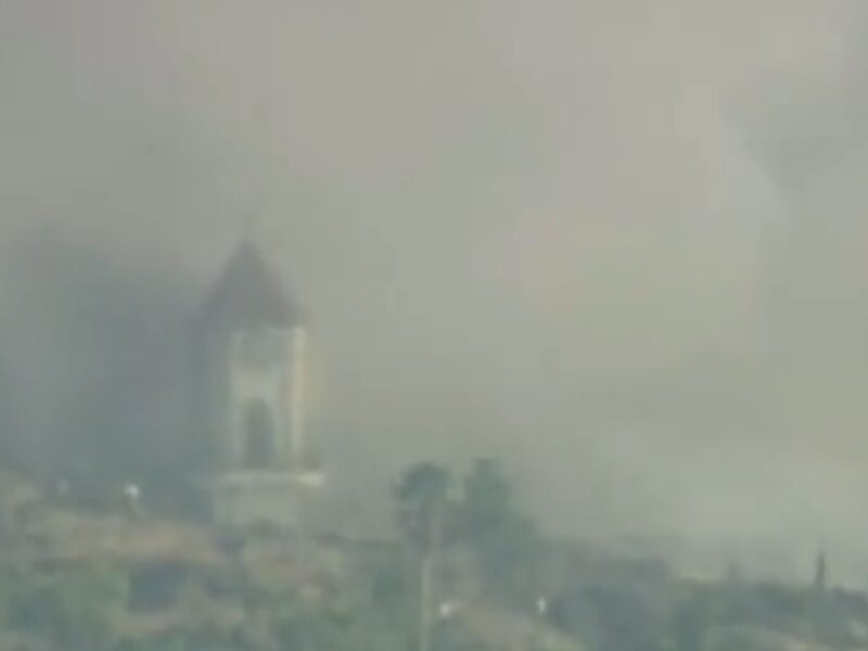 Campanario de la iglesia de Todoque segundos antes de derrumbarse / RTVC