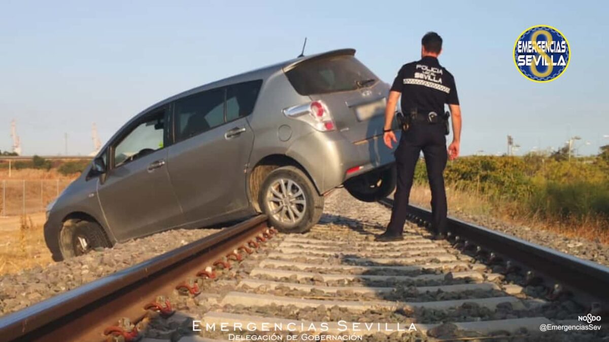 Coche sobre las vías del tren / ES