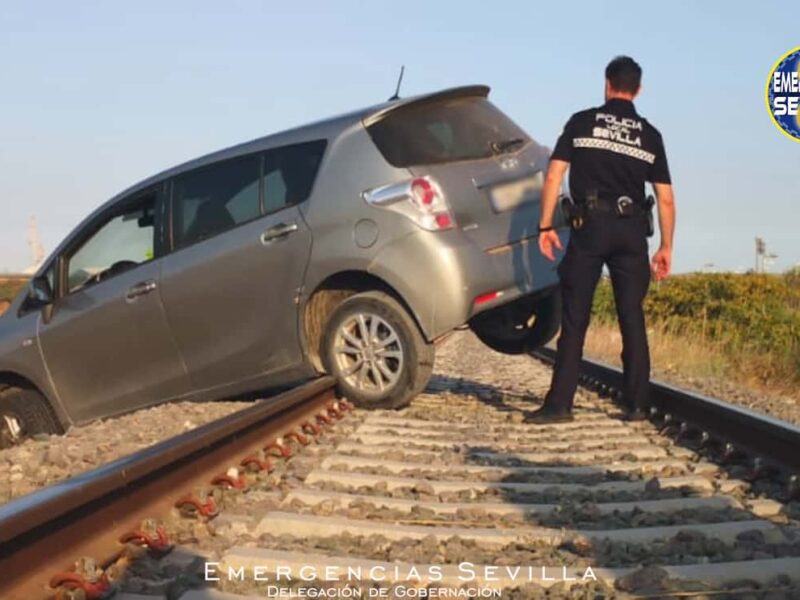 Coche sobre las vías del tren / ES