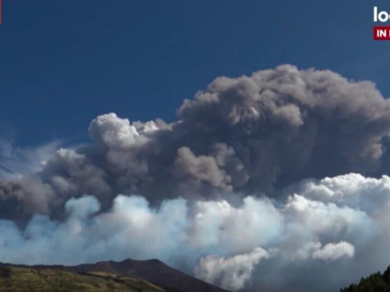 El volcán Etna ha entrado en erupción de nuevo / La Repubblica
