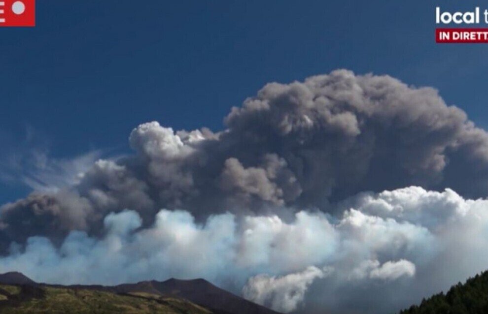 El volcán Etna ha entrado en erupción de nuevo / La Repubblica