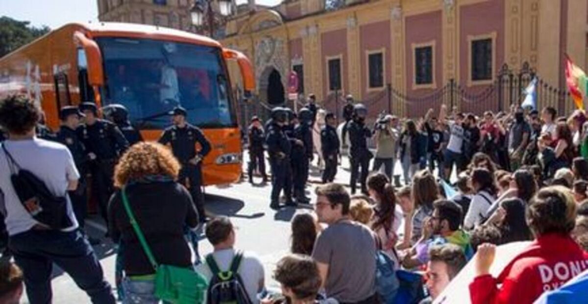 Paso del autobús de HazteOir por Sevilla / Cartel protesta LGTBIfobia