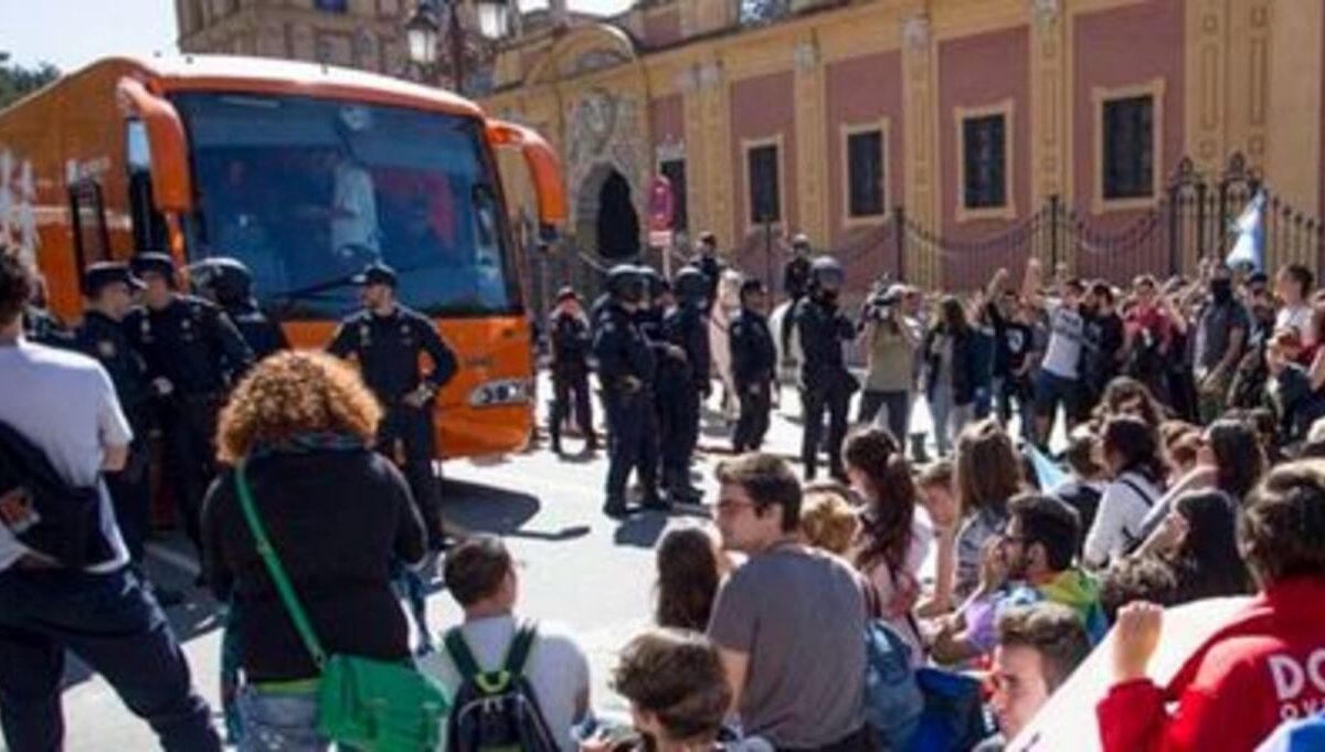Paso del autobús de HazteOir por Sevilla / Cartel protesta LGTBIfobia