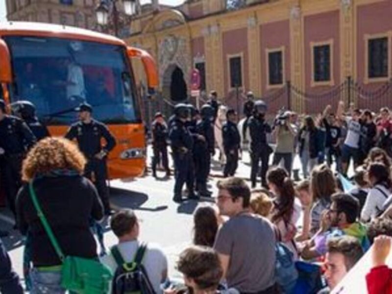 Paso del autobús de HazteOir por Sevilla / Cartel protesta LGTBIfobia