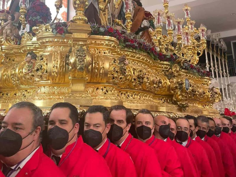 Juanma Moreno en la procesión magna de Málaga / Hermandad