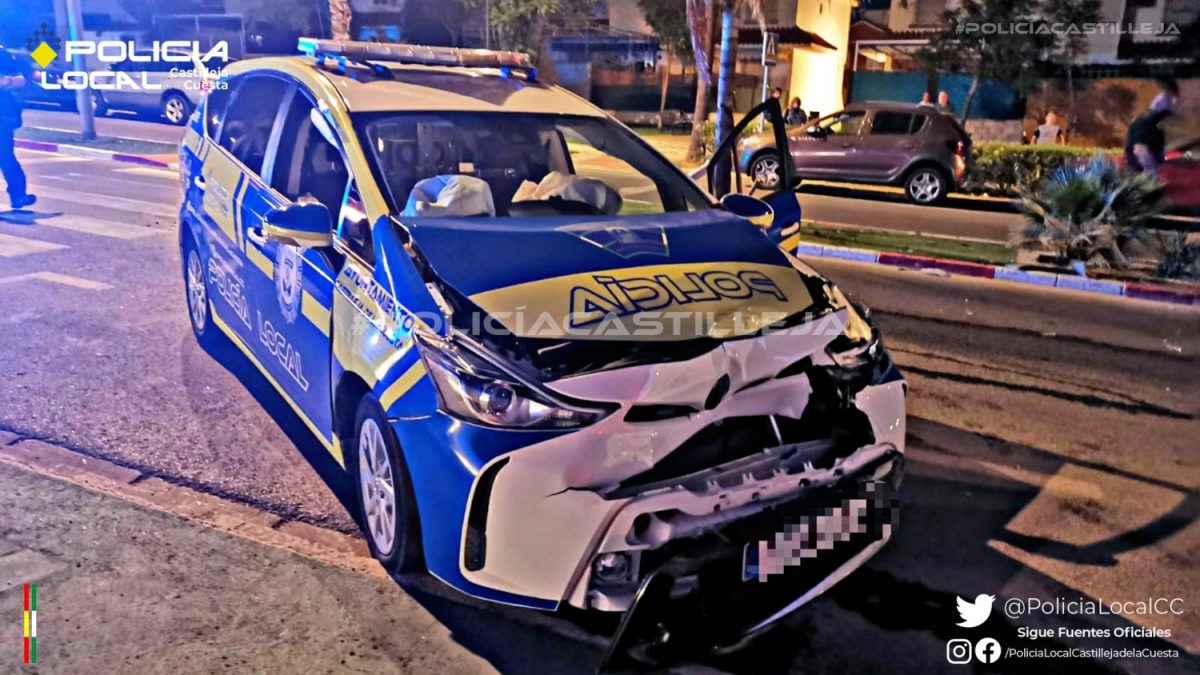 Patrullero embestido por el conductor que huía / Policía Local
