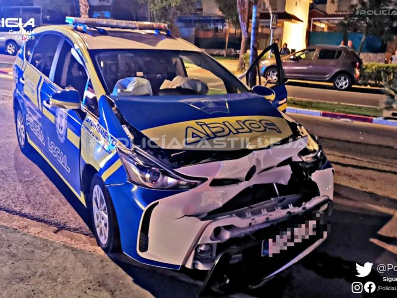 Patrullero embestido por el conductor que huía / Policía Local