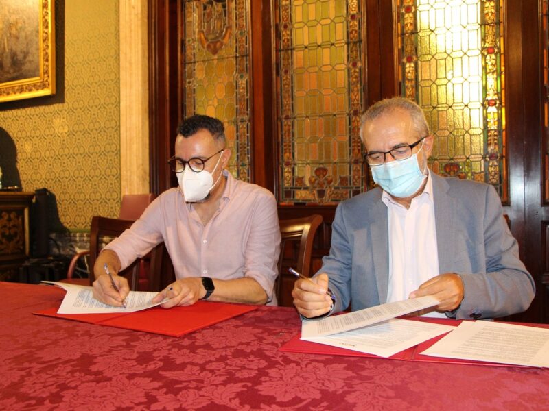 Firma del convenio con Adhara / Ayto.