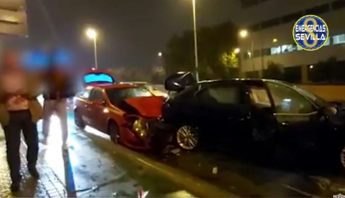 El conductor se empotró con su vehículo en los que esperaban en el semáforo / ES