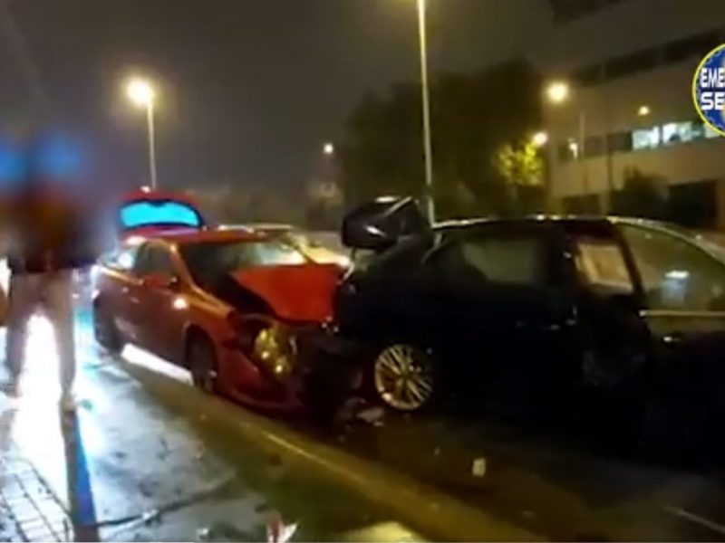 El conductor se empotró con su vehículo en los que esperaban en el semáforo / ES