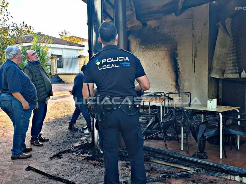 Estado del kiosco de Castilleja de la Cuesta tras el incendio