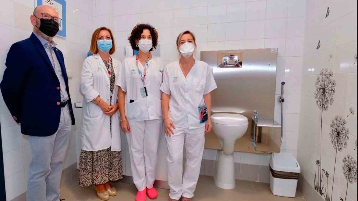 Nuevo aseo para pacientes ostomizados en el Hospital Valme