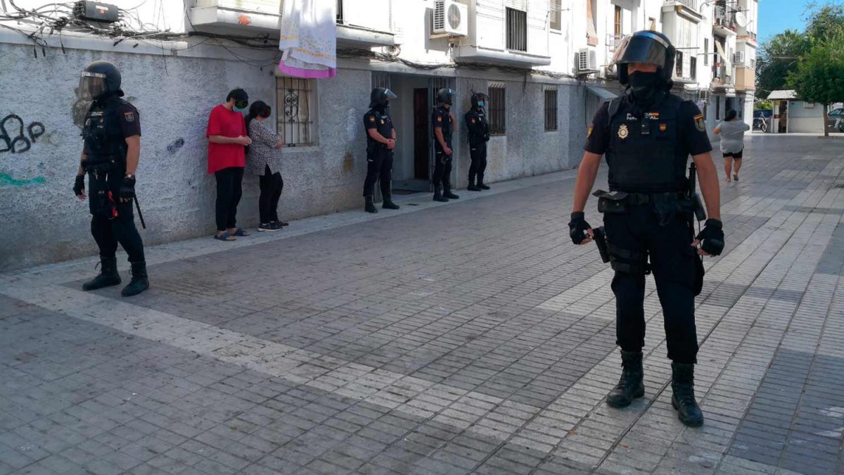 Agentes en la operación contra el narcotráfico en San Juan