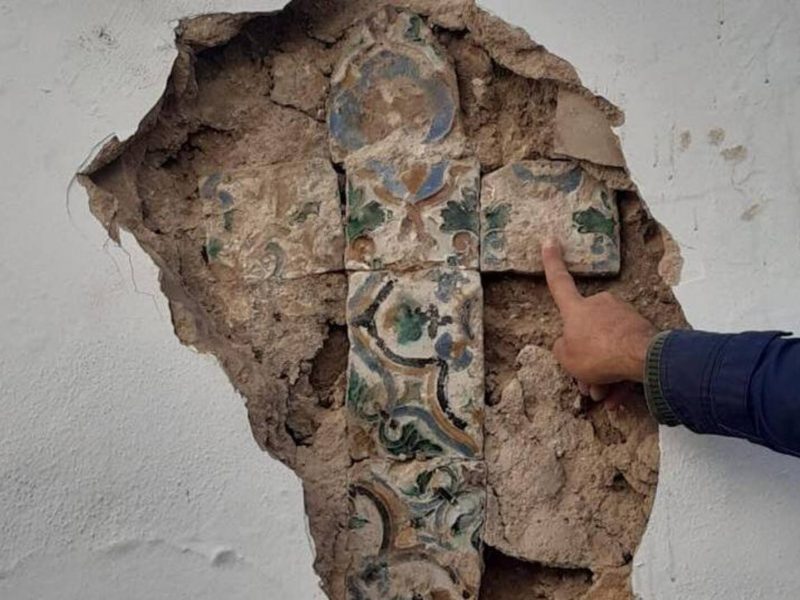 La cruz vidriada ha aparecido en una calle de Utrera / Ayto.