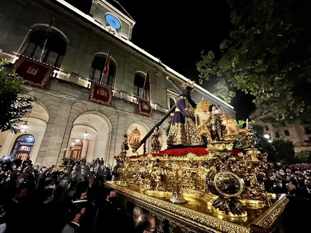 El Gran Poder en la Plaza Nueva de vuelta a la Basílica / Hermandad