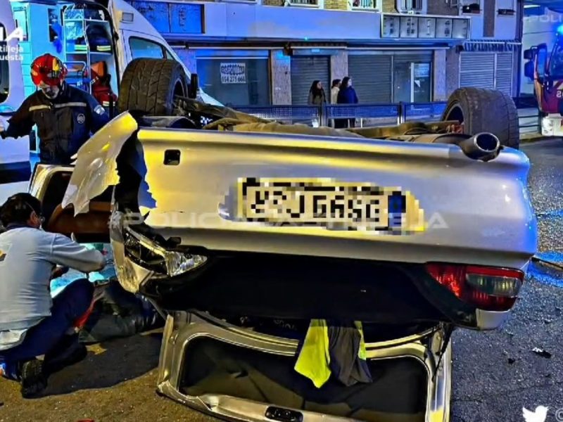 El coche quedó completamente volcado junto a la rotonda / P Local