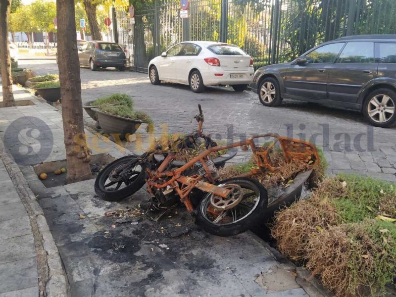 Motocicleta quemada junto a los Jardines de Murillo / SA