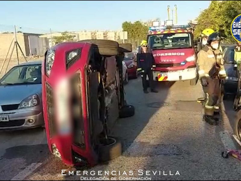 El coche quedó volcado en una calle de sentido único / ES