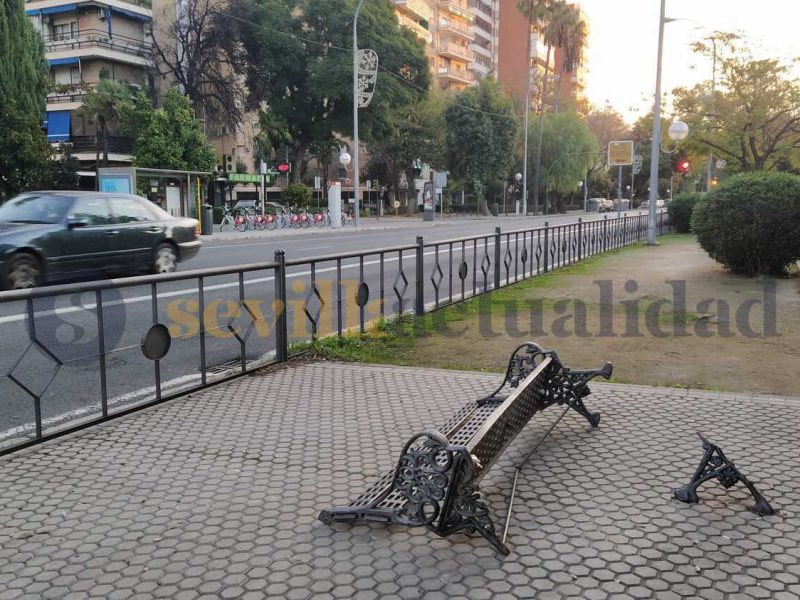 Banco arrancado en la calle Eduardo Dato / SA