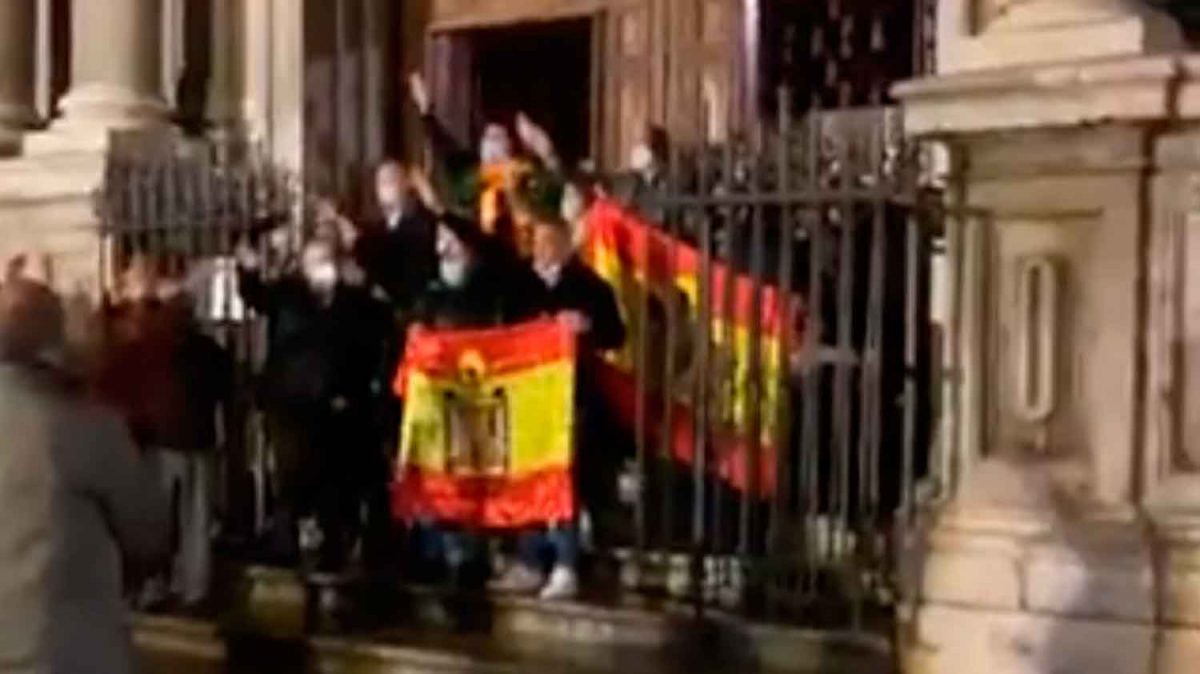 Grupo de falangistas en la Catedral de Granada
