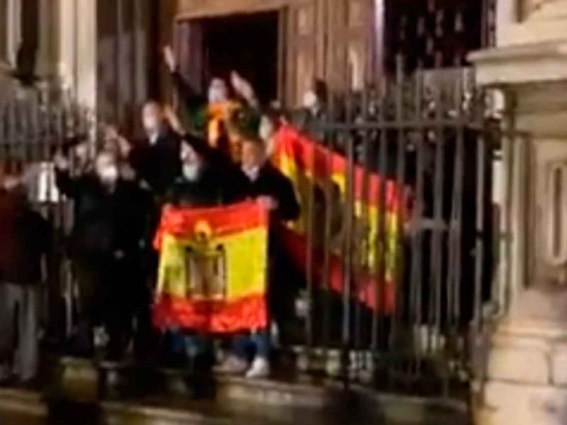 Grupo de falangistas en la Catedral de Granada