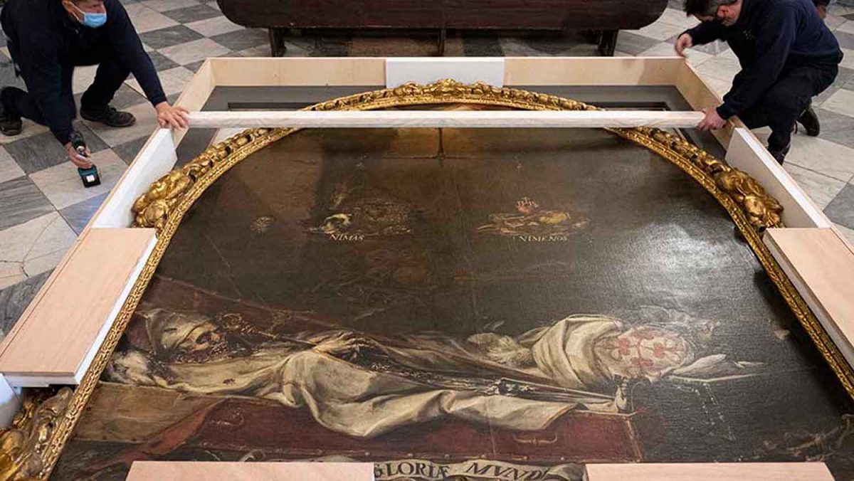 En el suelo, la obra de Valdés Leal descansa en dos plataformas con ruedas