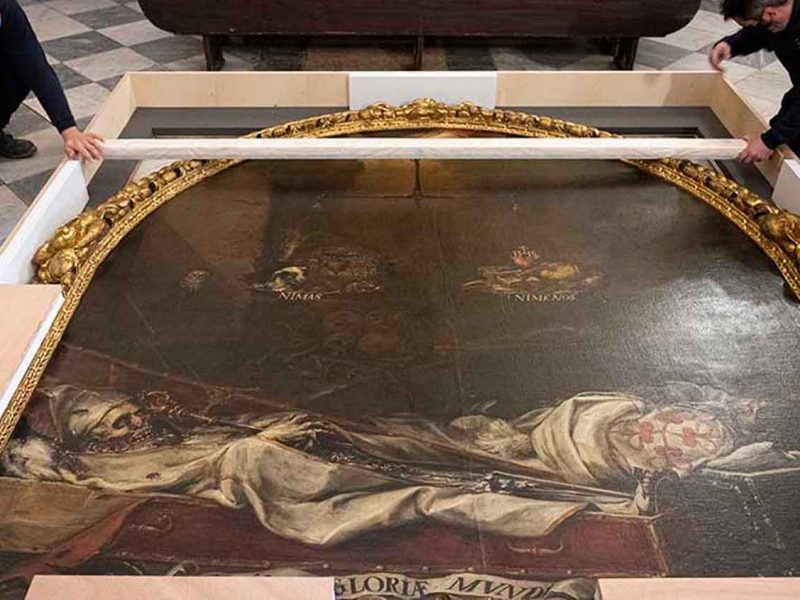 En el suelo, la obra de Valdés Leal descansa en dos plataformas con ruedas