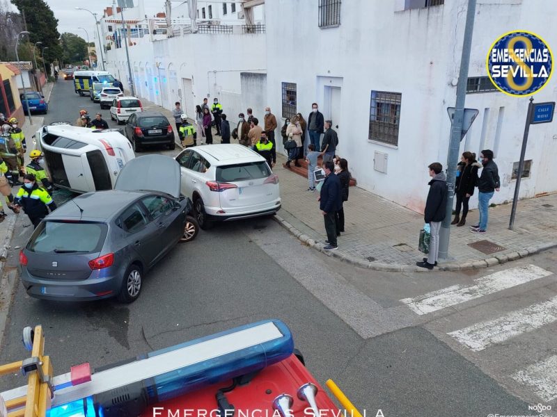 El coche quedó volcado / ES