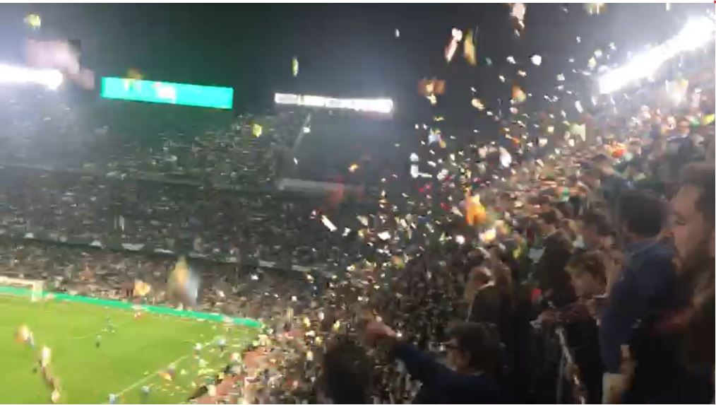 Lluvia de peluches en el Benito Villamarín / SA