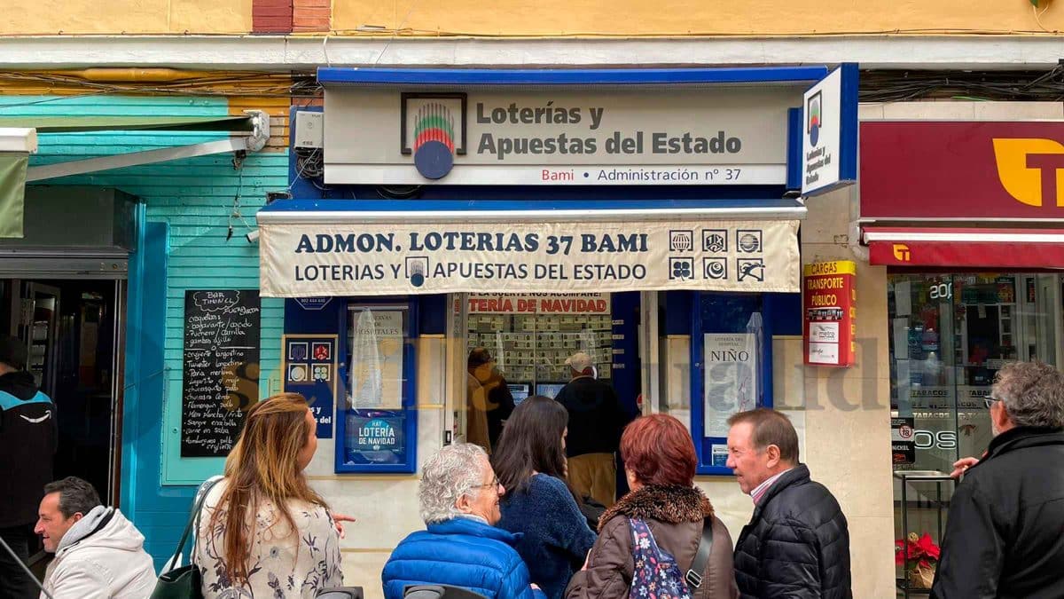 Imagen de una administración de Lotería del barrio de Bami en Sevilla / Clara Fajardo