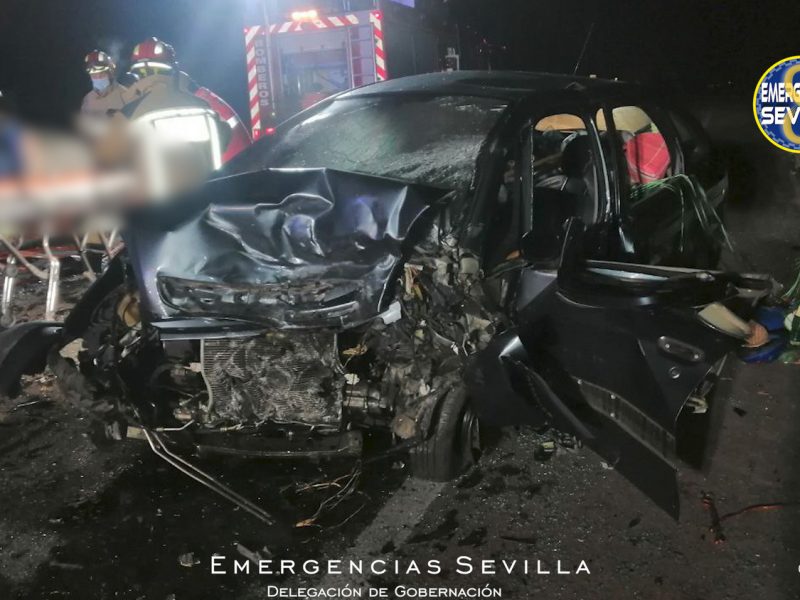 Así quedó uno de los vehículos tras el choque / ES