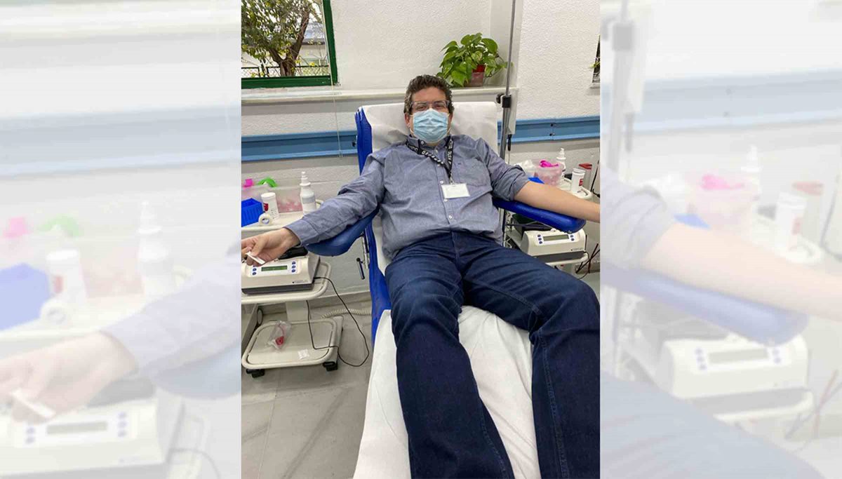 Sanitarios del Virgen del Rocío donando sangre