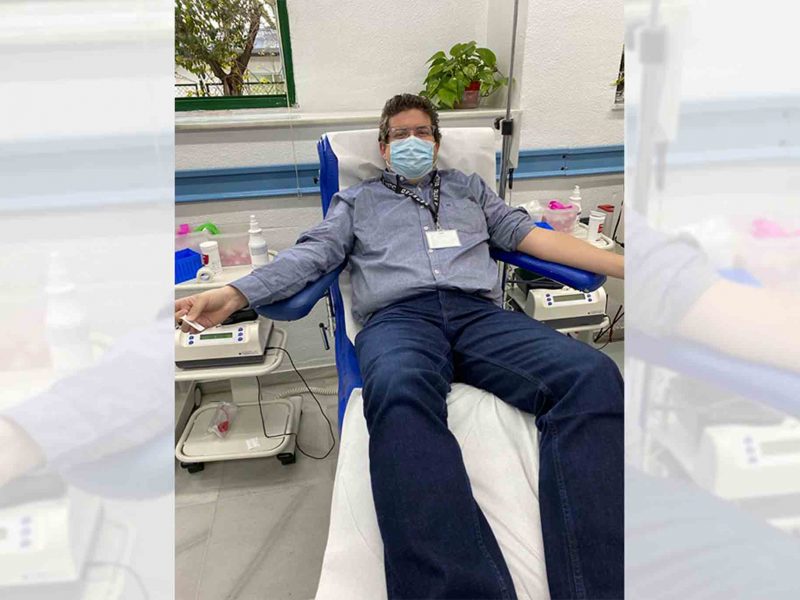 Sanitarios del Virgen del Rocío donando sangre