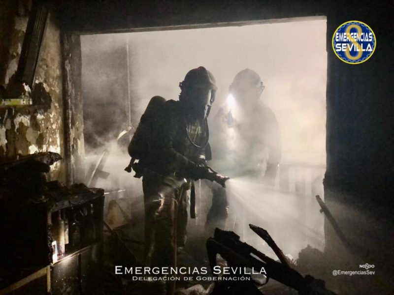 Bomberos actuando en incendio / ES