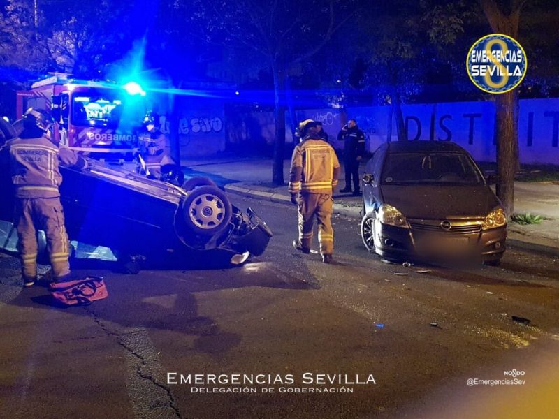 El coche acabó volcado en la calzada / ES
