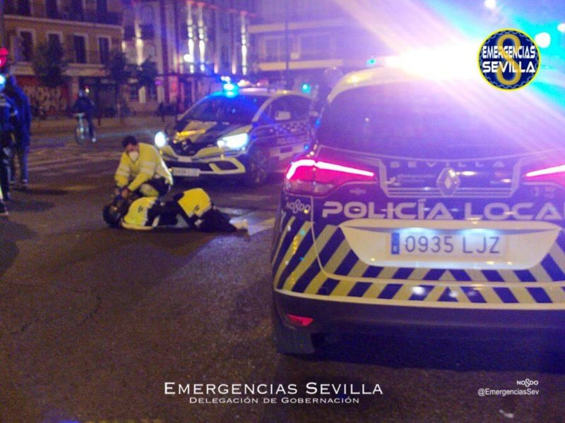 Los agentes guarecieron a la mujer del frío con sus uniformes / ES