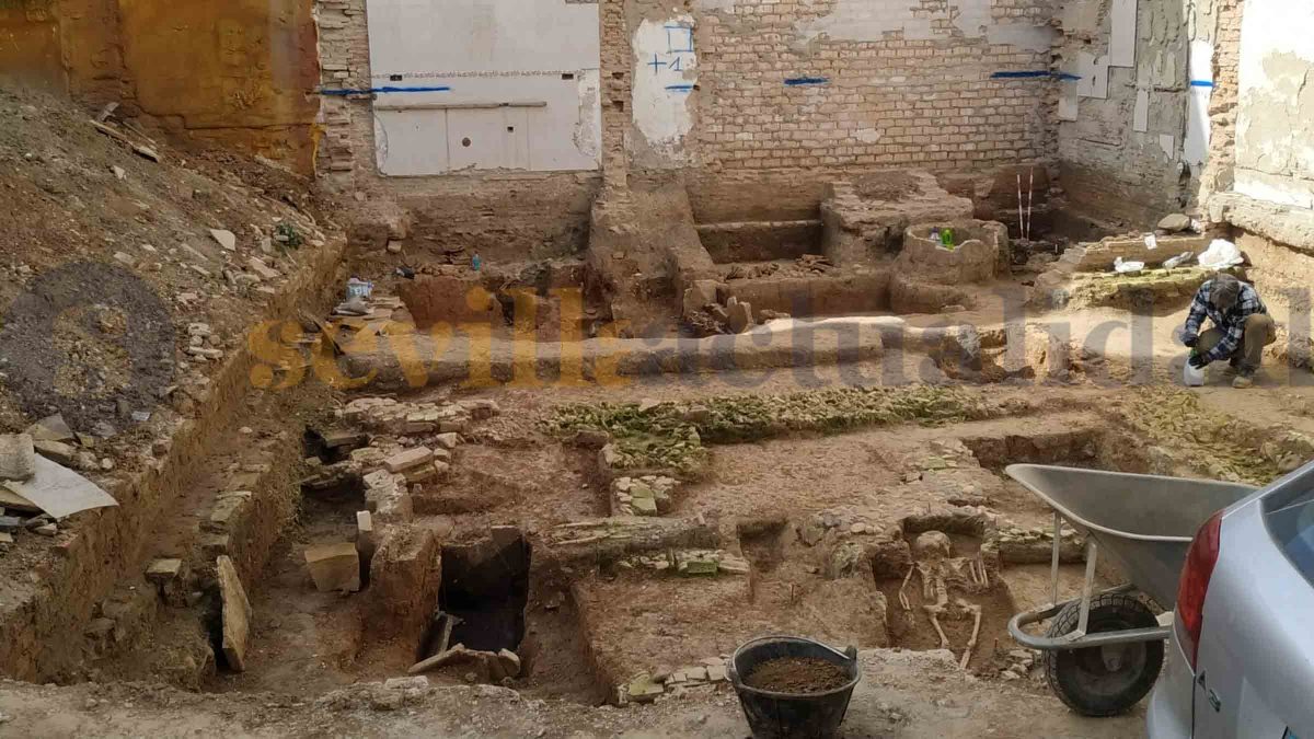 Esqueleto del siglo I y II en excavación arqueológica
