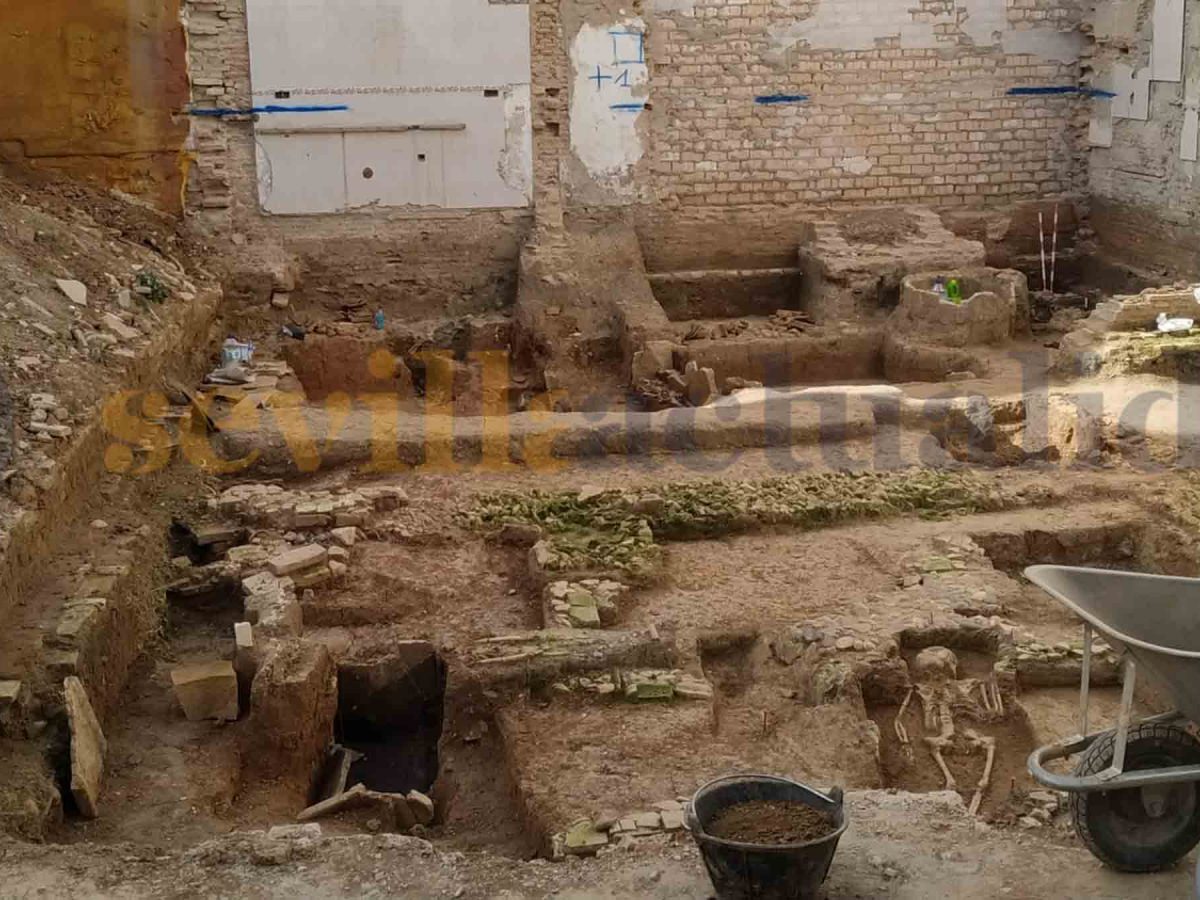 Esqueleto del siglo I y II en excavación arqueológica