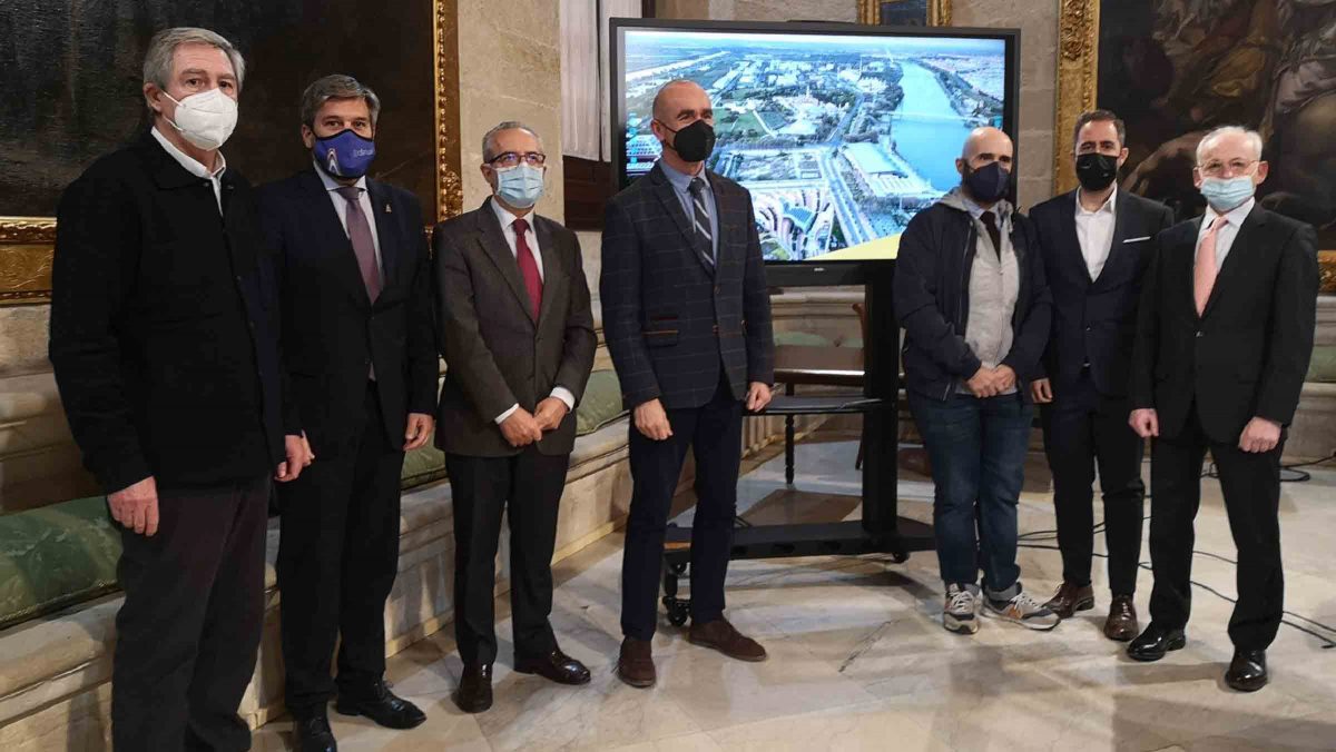 Imagen de la reunión del Ayuntamiento de Sevilla tras la ampliación del catálogo de protección de edificios emblemáticos de la Exposición Universal de 1992 en la Cartuja en defensa del patrimonio y para impulsar el turismo en el entorno